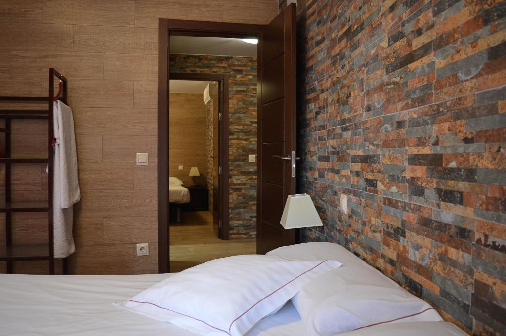 托莱多旅游公寓客房内的一张或多张床位