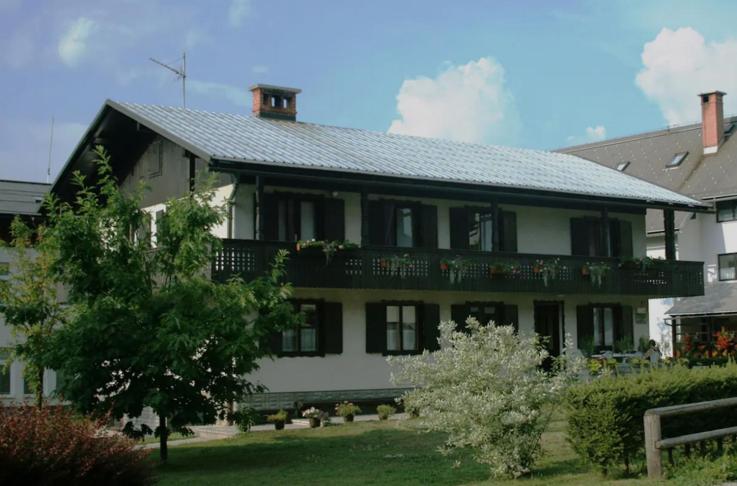 博希尼Family Home, Bohinj - Bled的黑色屋顶的大型白色房屋