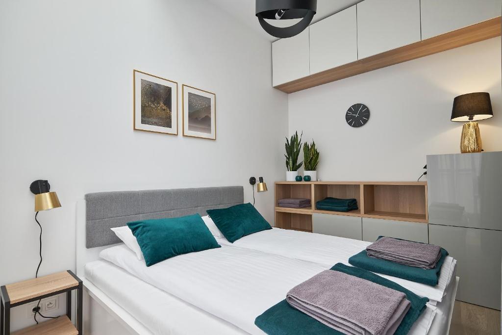 弗罗茨瓦夫Green Ande的一间卧室配有白色床和蓝色枕头