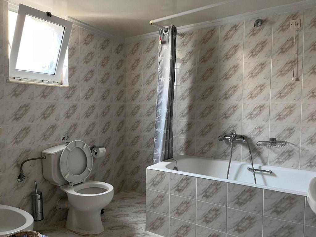 DistomoHotel Koutriaris的浴室配有卫生间、浴缸和水槽。