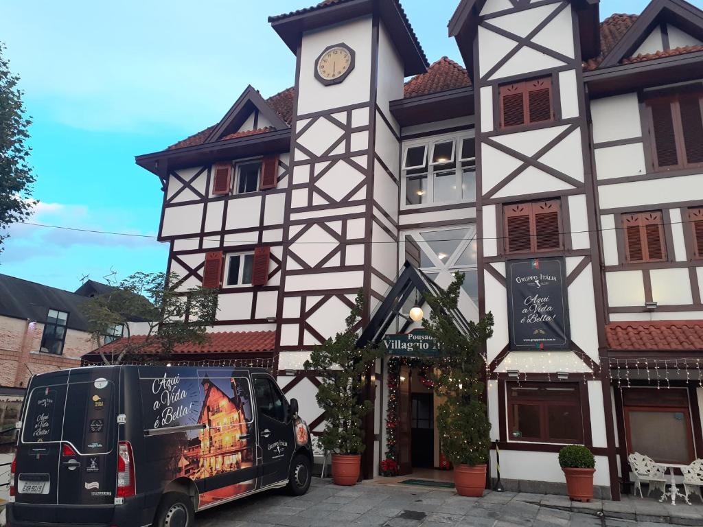 坎波斯杜若尔当意大利乡村酒店的停在大楼前的一辆货车,有时钟
