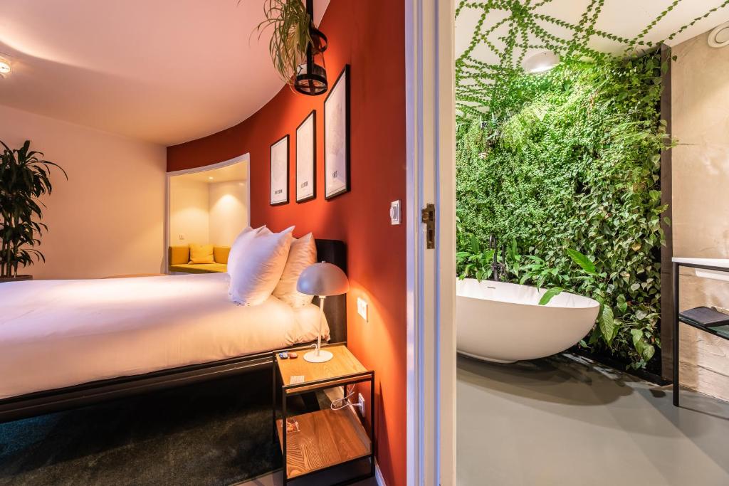 希佛萨姆格丽德酒店的一间带大床的卧室和一间带浴缸的浴室