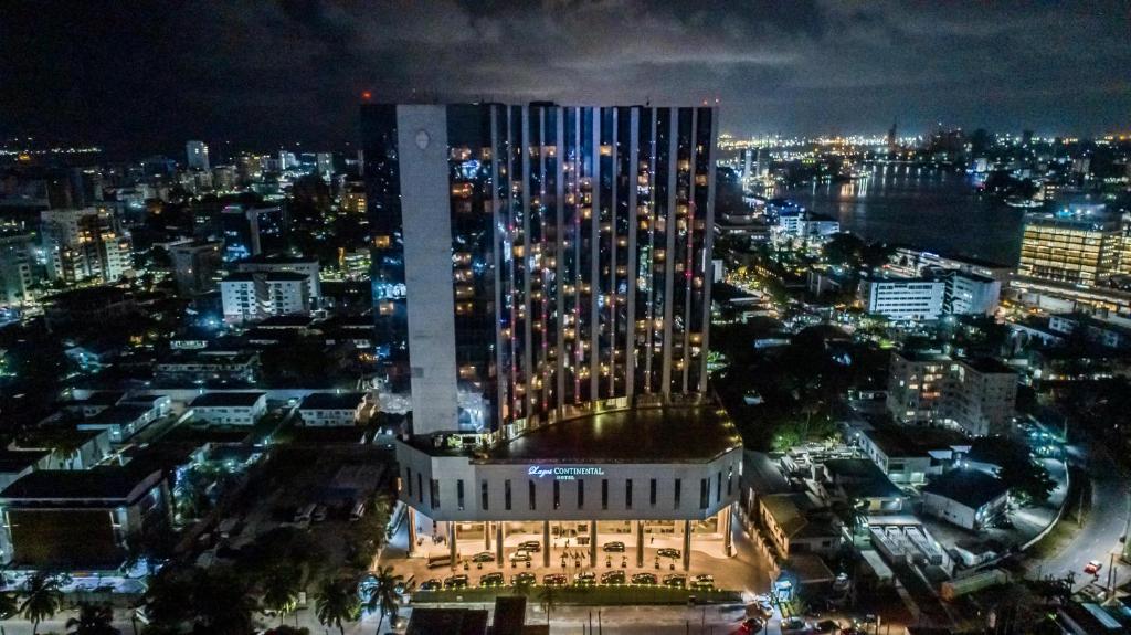 拉各斯拉各斯洲际酒店的一座高楼,夜晚的城市一片一片一片一片光明