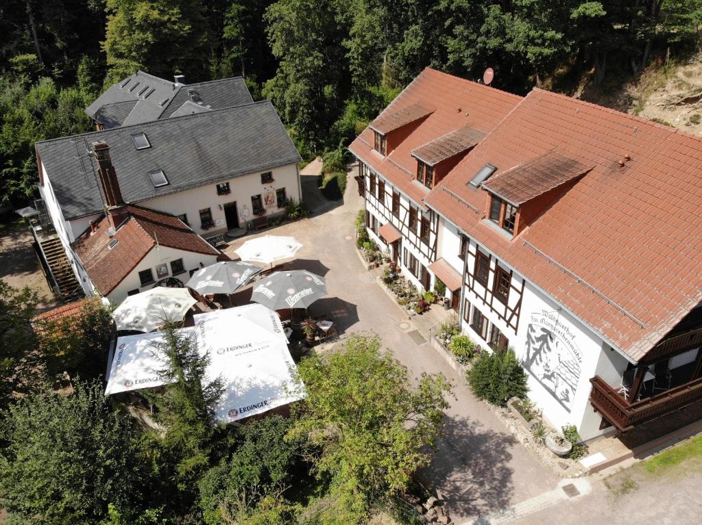 德伯尔恩Zur Margarethenmühle - Landgasthof und Waldhotel的享有带雨伞的建筑的顶部景色