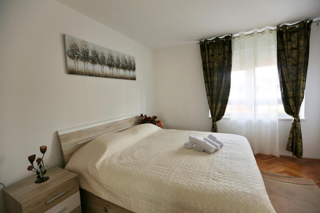 斯普利特New studio apartman Emda u centru Splita的一间卧室配有一张床,上面有两条毛巾