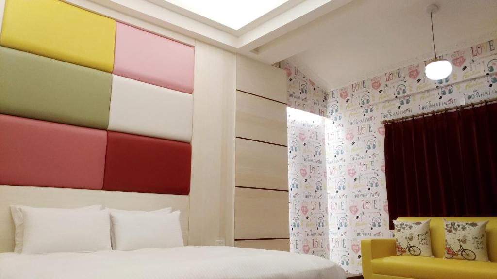 花莲市凯顿商务汽车旅馆的一间卧室设有色彩缤纷的墙面