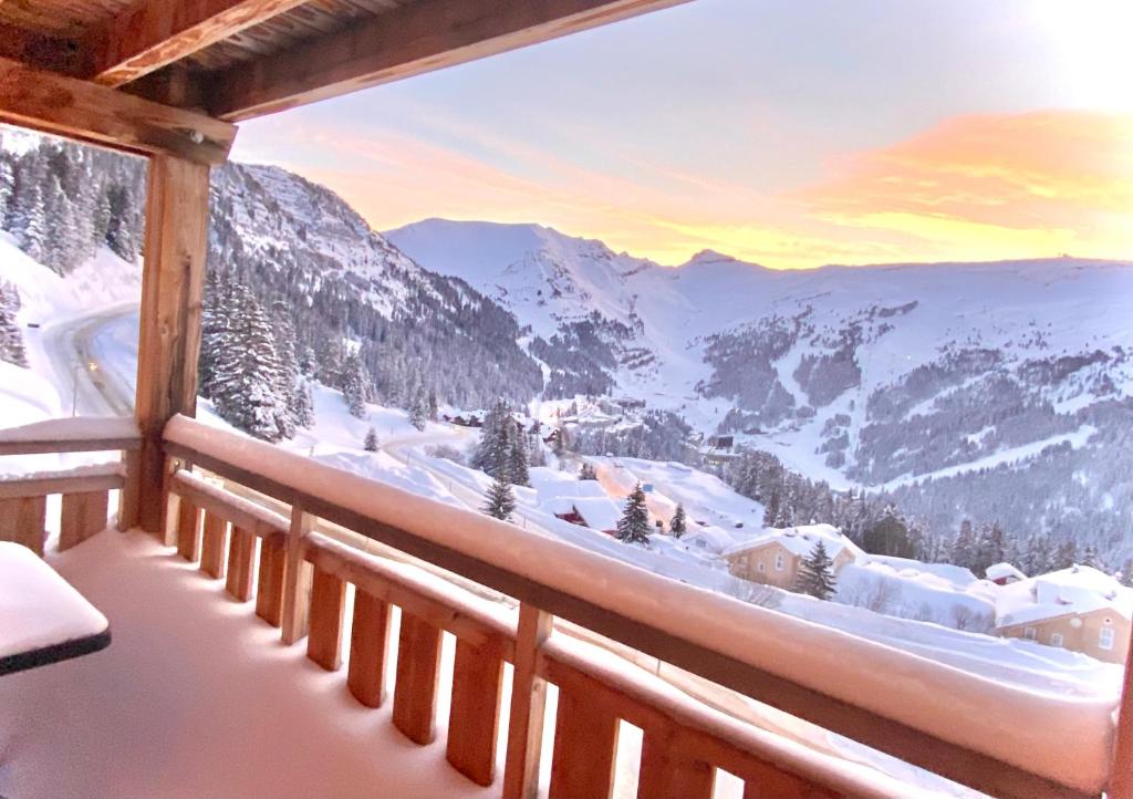 福勒恩Vue panoramique sur les montagnes plein Sud - T2 Skis aux pieds, Piscine & Spa的客房享有雪覆盖的山脉美景。