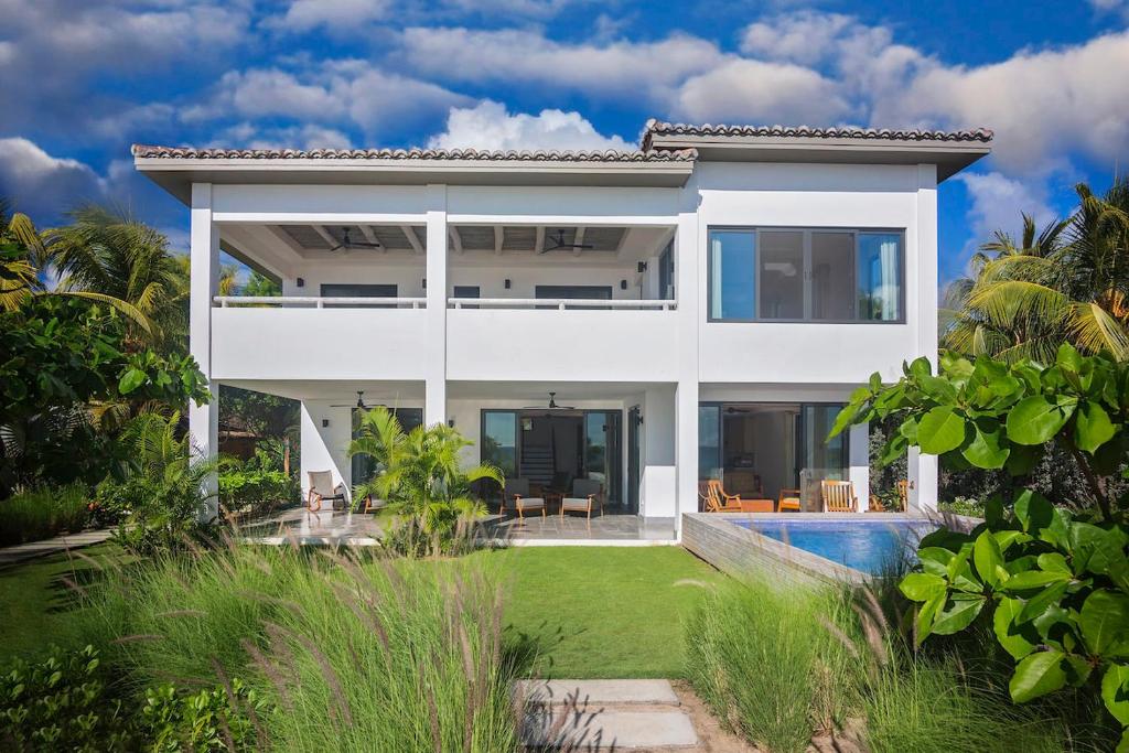 IguanaIguana Beach House的白色别墅 - 带游泳池
