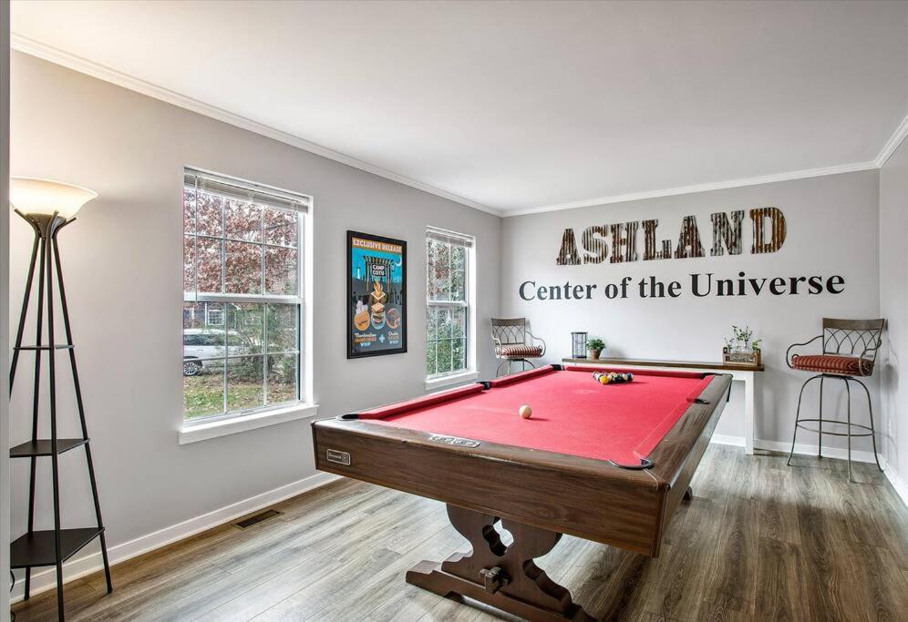 阿什兰Charming 3-Bedroom Home in Heart of Ashland的一间有大学灰岩中心标志的房间的台球桌