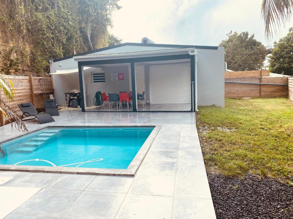 萨莱比梅VILL'ARBOREE的后院的小型游泳池,带棚子
