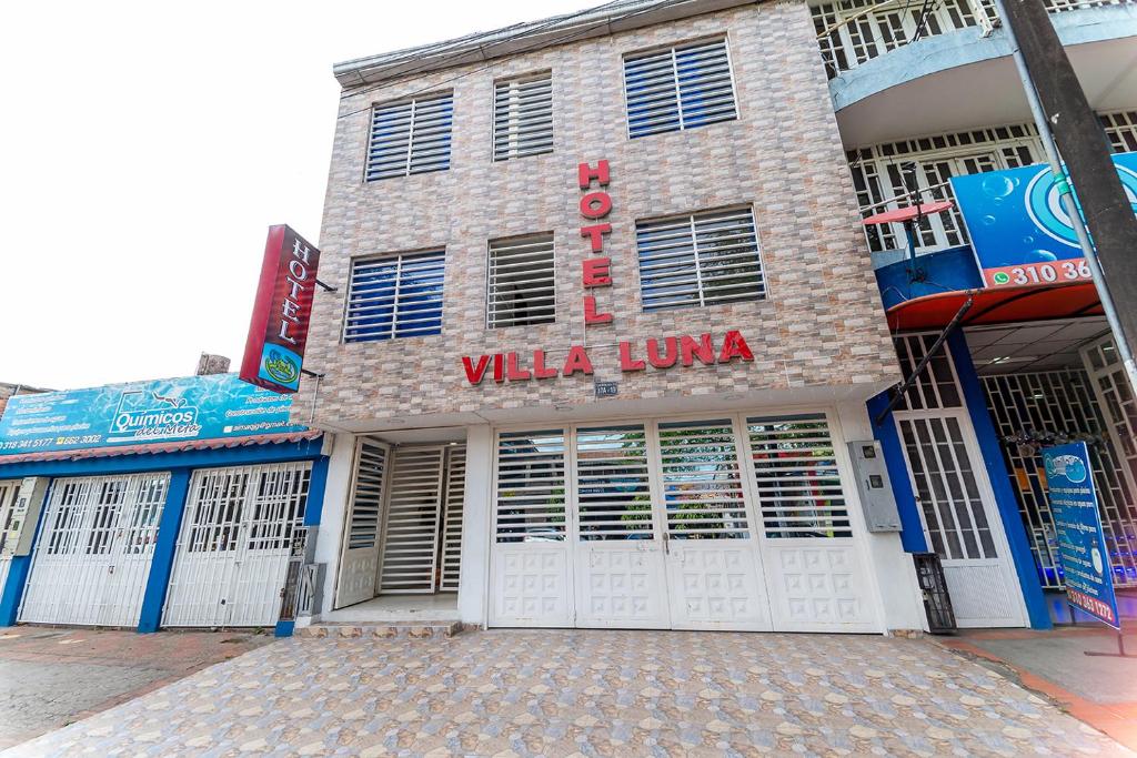比亚维森西奥Hotel Villa Luna del Llano的前面有工会标志的建筑物