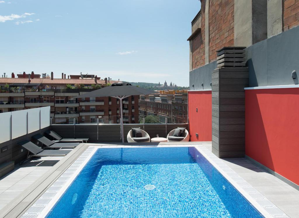 巴塞罗那加泰罗尼亚罗马酒店的建筑物屋顶上的游泳池