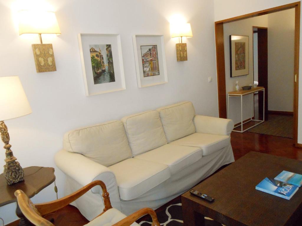 埃斯托利尔Cacao Estoril Apartment的客厅配有白色的沙发和桌子