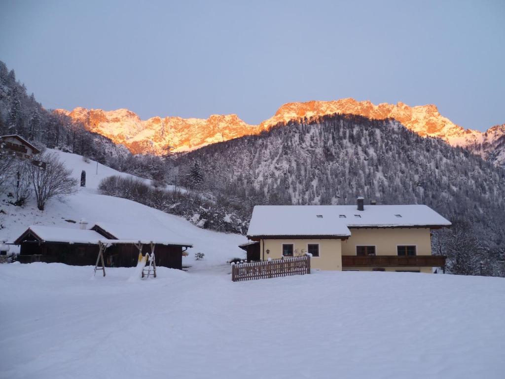 马克特谢伦贝格Ferienwohnung Feichtlgütl的山前雪中的房子