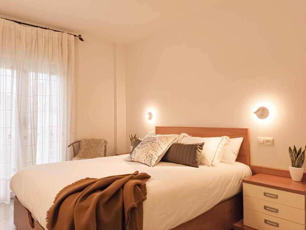 奥洛特Apartament Natura amb Calma的卧室设有一张白色大床和一扇窗户。