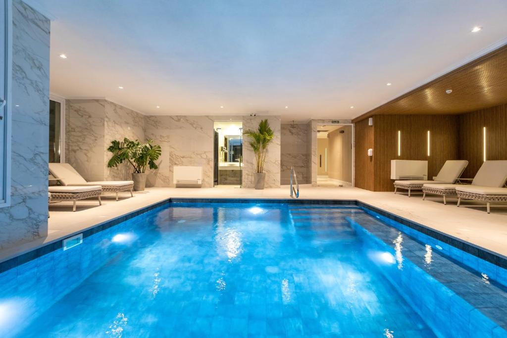 埃斯特角城Hotel Solerios的在酒店房间的一个大型游泳池