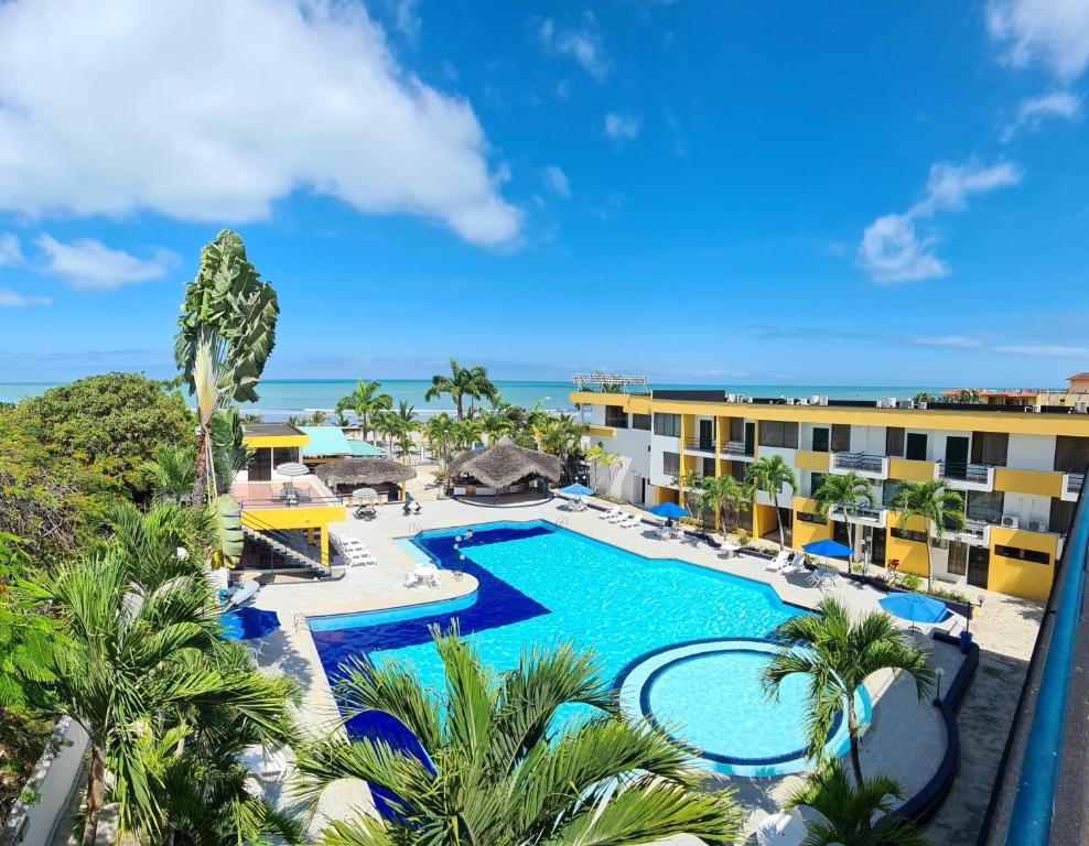 阿塔卡梅斯太阳俱乐部酒店的享有带游泳池的度假村的空中景致
