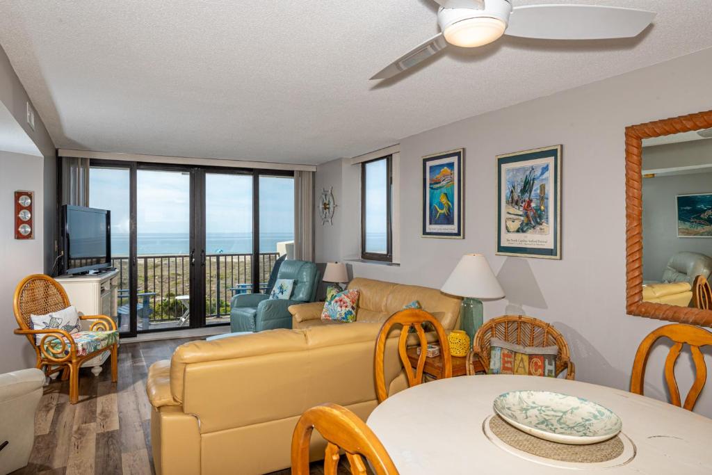 大西洋滩Sands Villas II的客厅配有沙发和桌子
