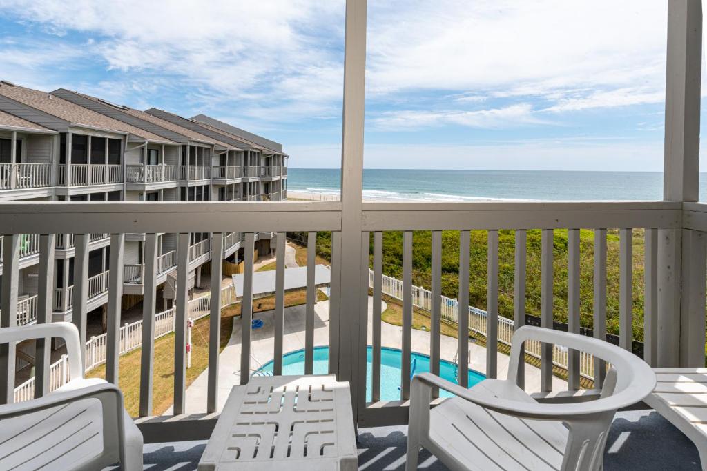 大西洋滩Dunescape Villas的阳台配有椅子,享有海景。