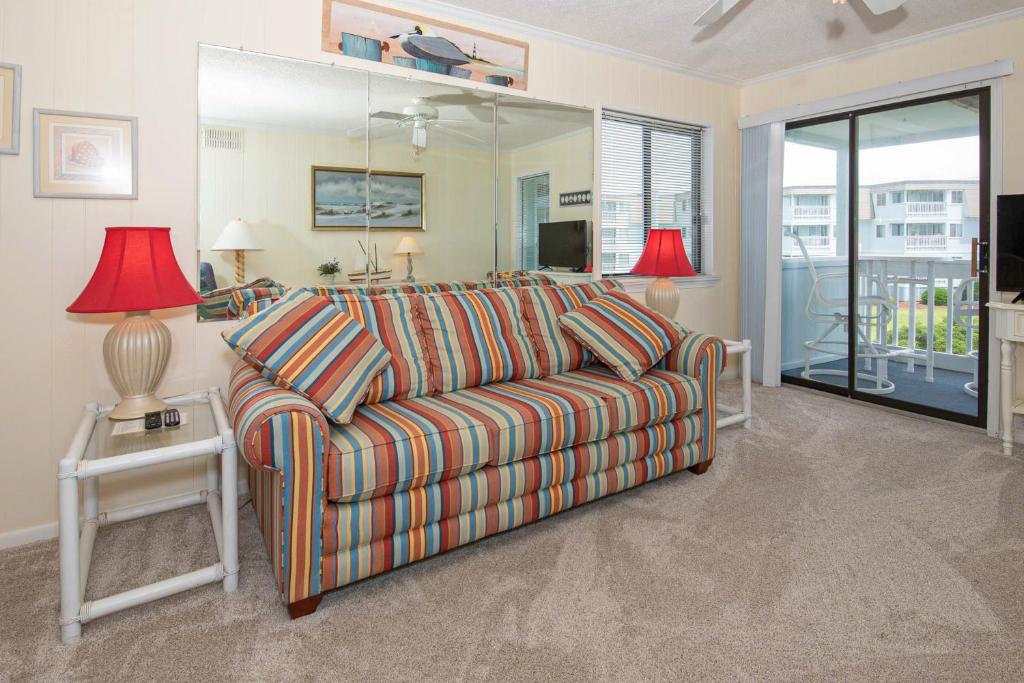 大西洋滩Seaspray II的客厅配有沙发和带台灯的桌子