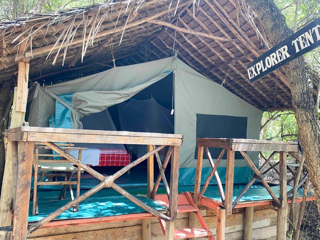 安博塞利马赛辛巴营度假村的前面的小帐篷,配有一张床