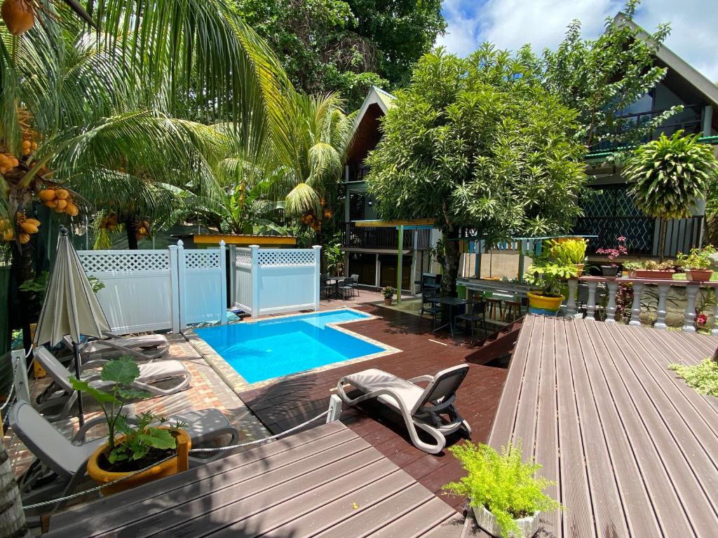 博瓦隆Mer Riviere Self Catering Apartment的一个带游泳池和房子的后院