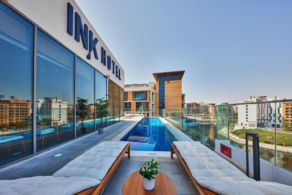 迪拜Ink Hotel的享有带游泳池的建筑景致