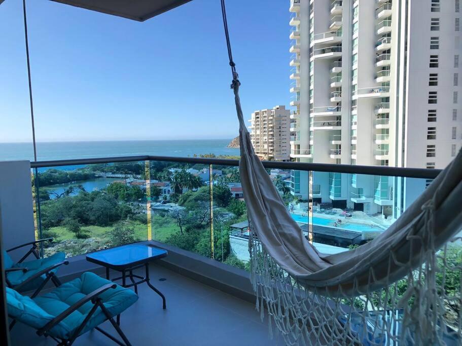 圣玛尔塔Apartamento Samaria Club Resort的海景阳台上的吊床