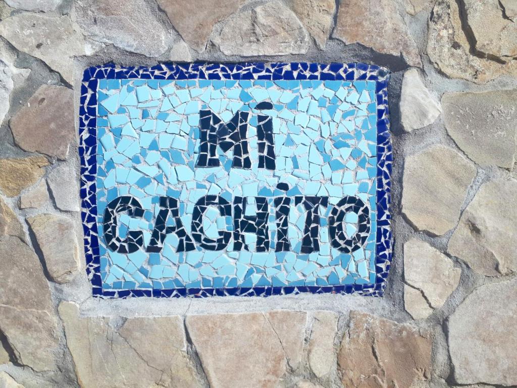 洛斯卡尼奥斯德梅卡Mi Cachito的石墙上的蓝色马赛克标志
