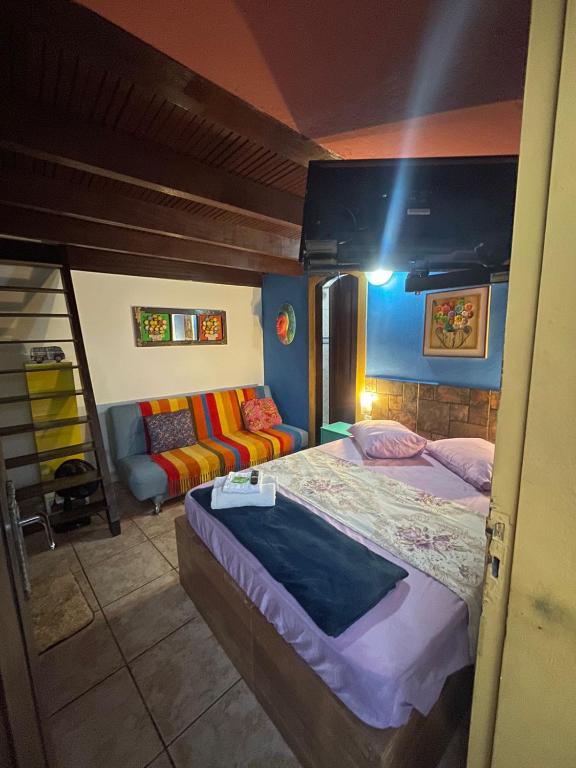 Pousada Casa do Rio Hostel - 8 min do Centro Hístorico - Passeio de Barco com saída da Pousada -Pago a parte- Perto das Praias e Beira Rio客房内的一张或多张床位