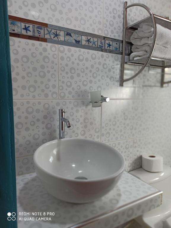 奥兰太坦波Doña Catta Casa Boutique的浴室设有白色水槽和镜子