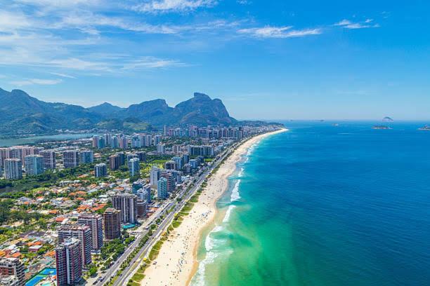 里约热内卢Maravilhoso Apartamento com 4 quartos Praia da Barra da Tijuca的享有海滩的空中景色,设有建筑和海洋