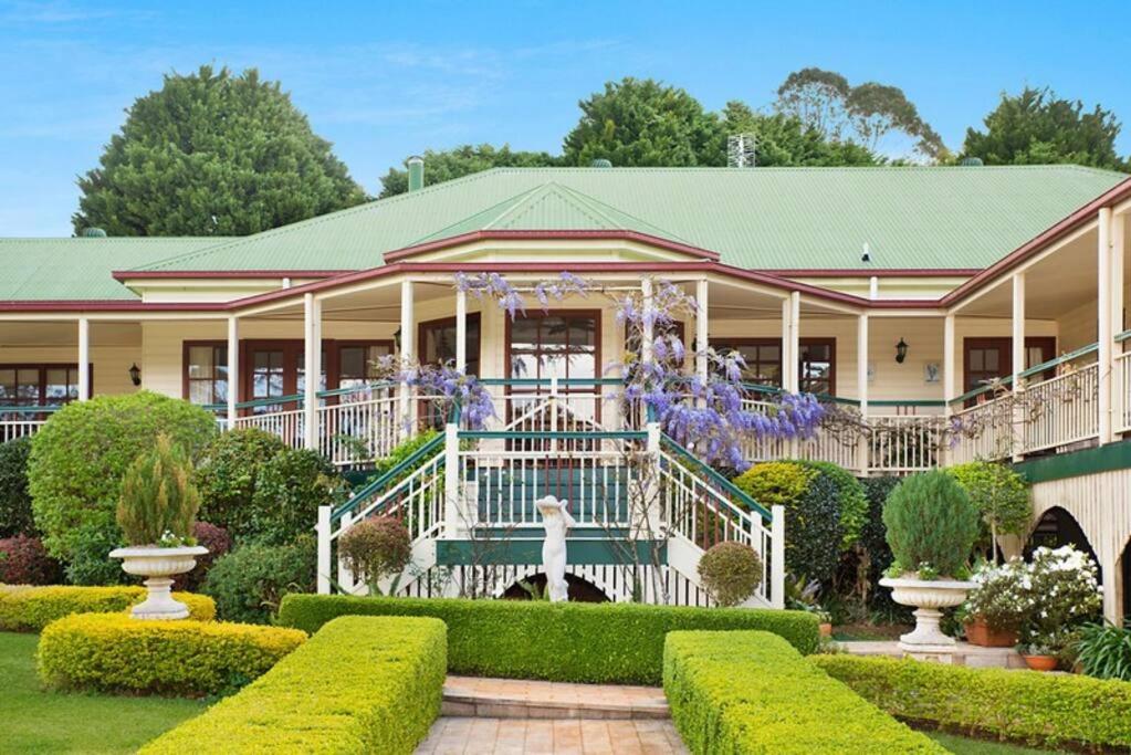 Balmoral RidgePalatial Queenslander for Groups of Family & Friends!的前面设有花园的大房子