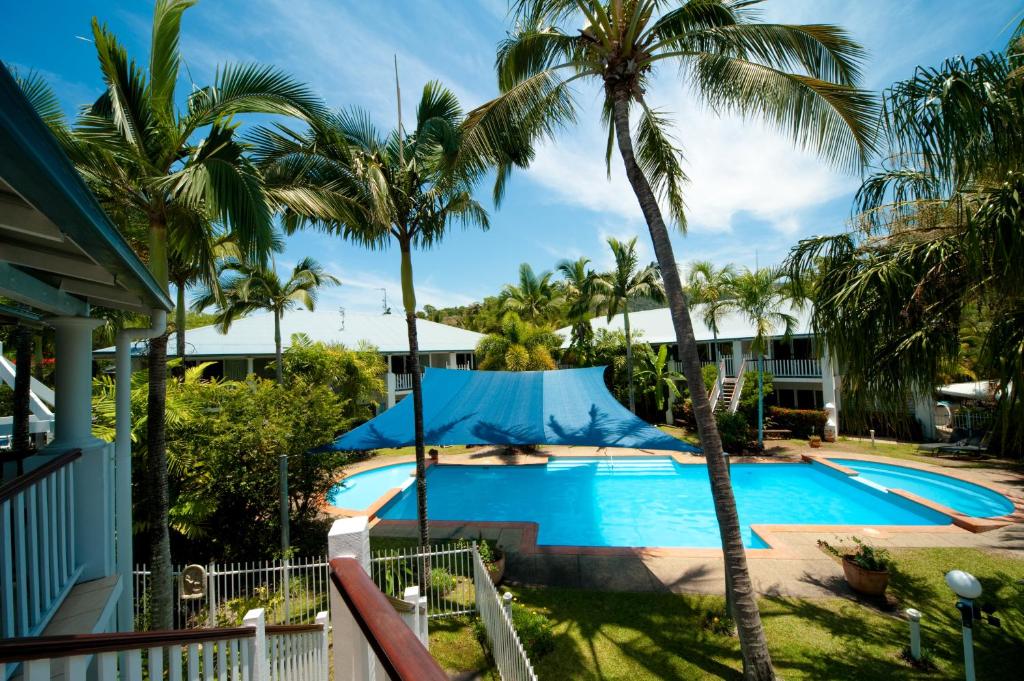 埃尔利海滩芒果屋度假酒店的棕榈树度假村的游泳池