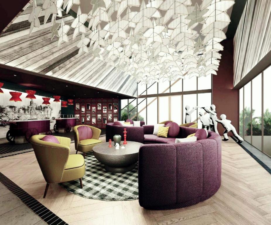 曼谷The Quart Ruamrudee by UHG - Extra Plus的客厅配有紫色家具和吊灯。