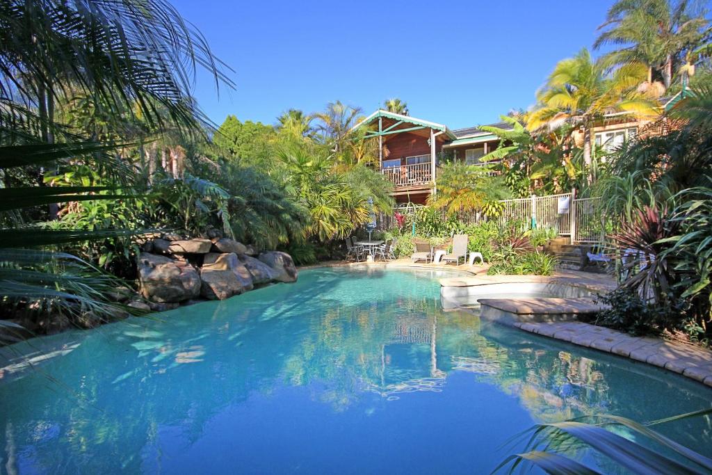 阿勒达拉Oasis Inn Ulladulla的度假村内的一个蓝色海水游泳池