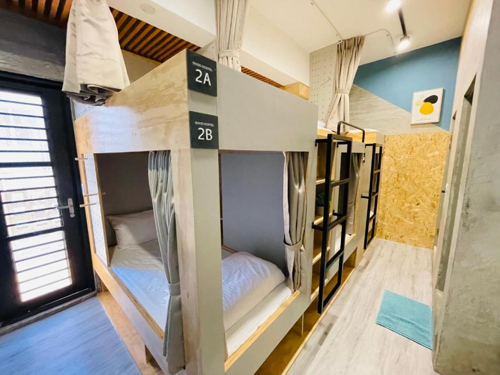 Pi-tzu-t'ou好好睡 GOOD Hostel的一间设有几张双层床的客房