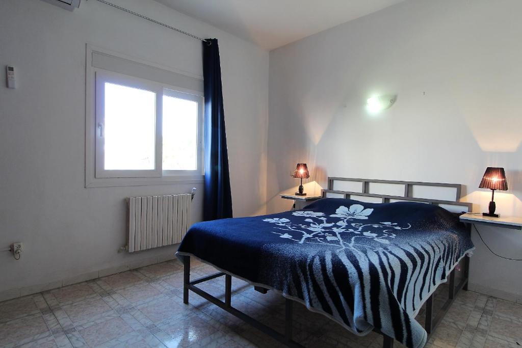 哈曼苏斯Nice Holiday Apartment Hammam Sousse的一间卧室设有蓝色的床和窗户。