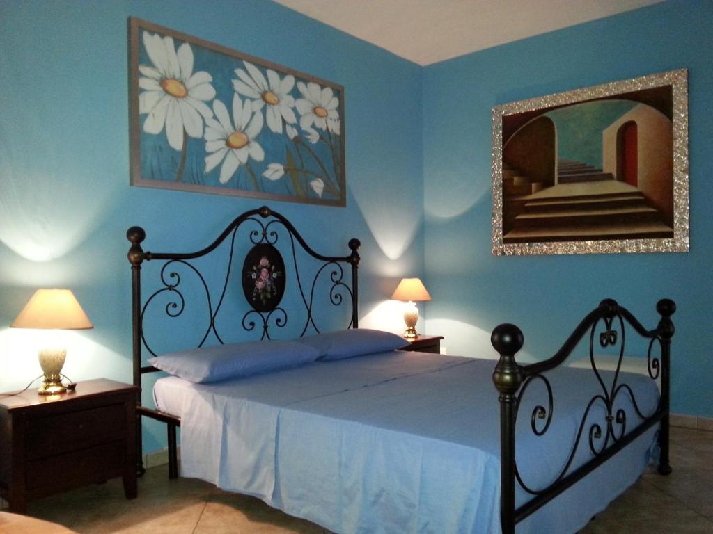 斯佩基亚美景如画住宿加早餐旅馆的一间卧室配有一张带蓝色墙壁和镜子的床