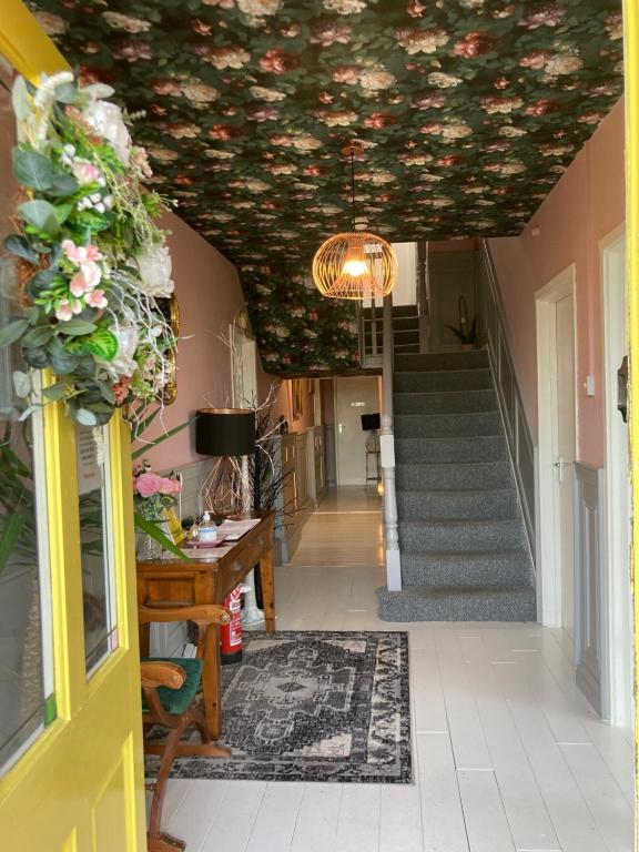 利斯本Overdale Motel的装饰有鲜花的走廊