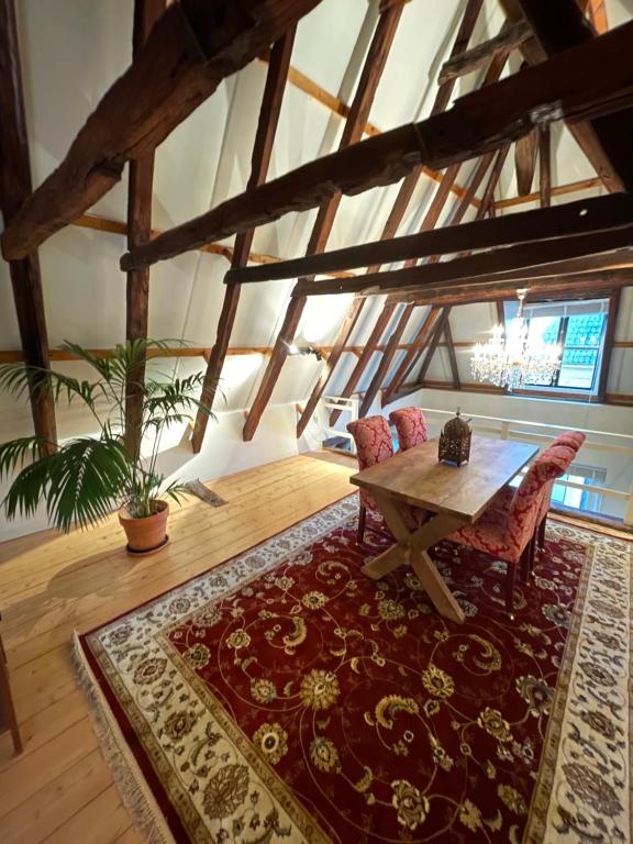 格罗宁根Julius Groningen的客厅配有木桌和地毯。