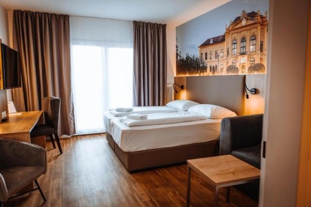 大恩策斯多夫Hotel Am Sachsengang的酒店客房设有床和客厅。