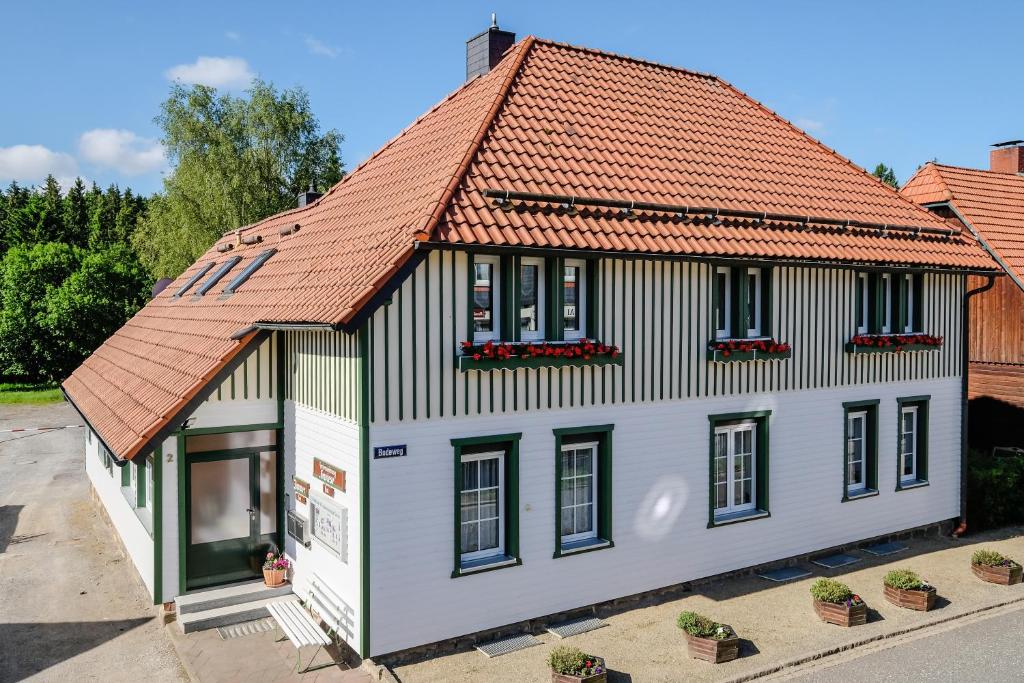 施尔奇Ferienwohnungen Gewiese的一座带橙色屋顶的古老房子