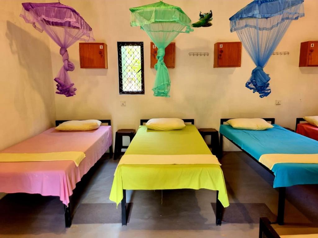 迪克韦勒Helena Hostel的两张床位于带雨伞的墙上。