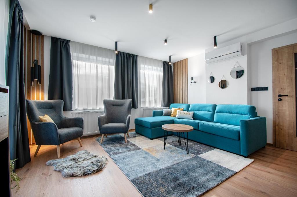 库特纳霍拉Vista Apartments的客厅配有蓝色的沙发和椅子