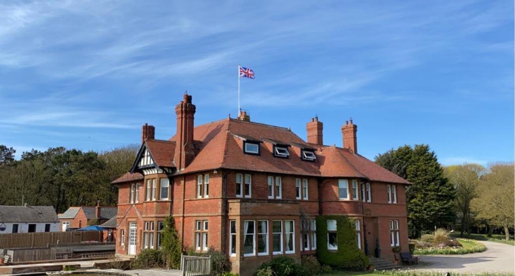 特伦Sandhill House的红砖建筑,上面有旗帜