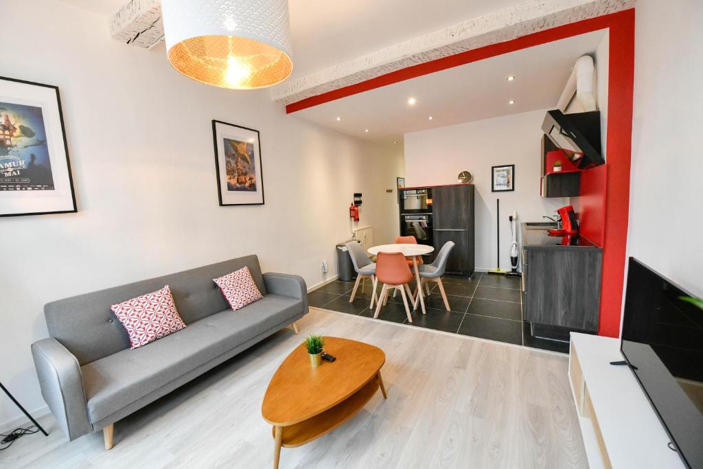 那慕尔Les Cerisiers - Appartement Cosy au Centre de Namur的客厅配有沙发和桌子
