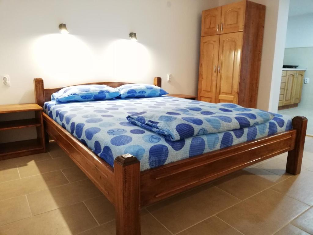里巴斯卡班亚Sobe i apartmani Simic的一间卧室配有一张带蓝色棉被的床