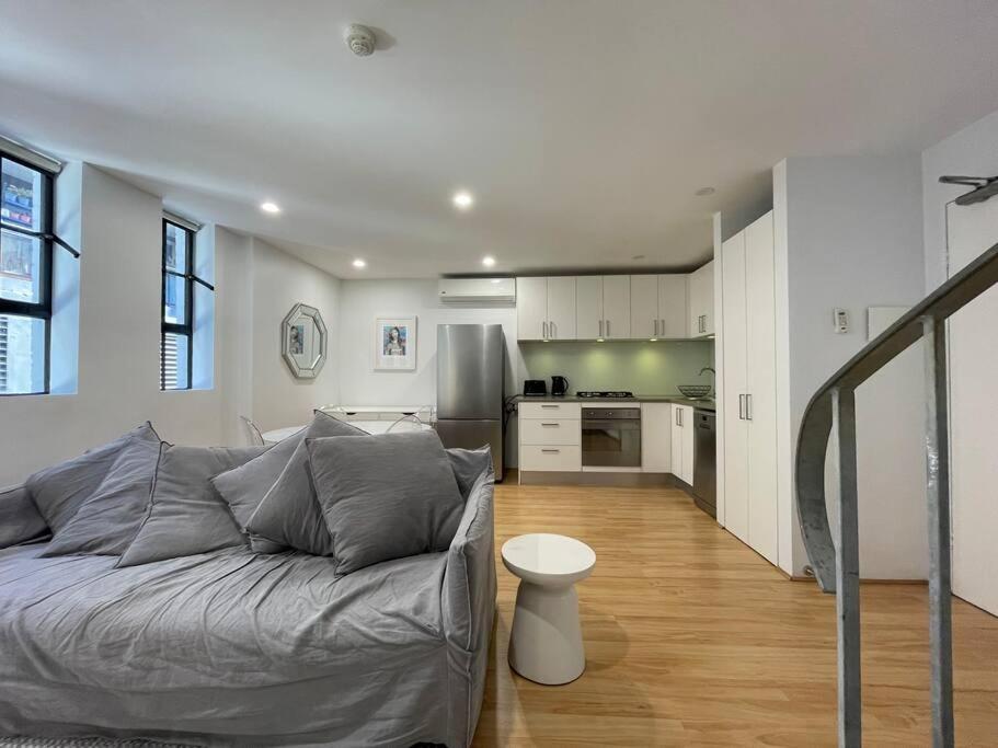 悉尼Modern 2 Bedroom Warehouse Conversion的带沙发的客厅和厨房