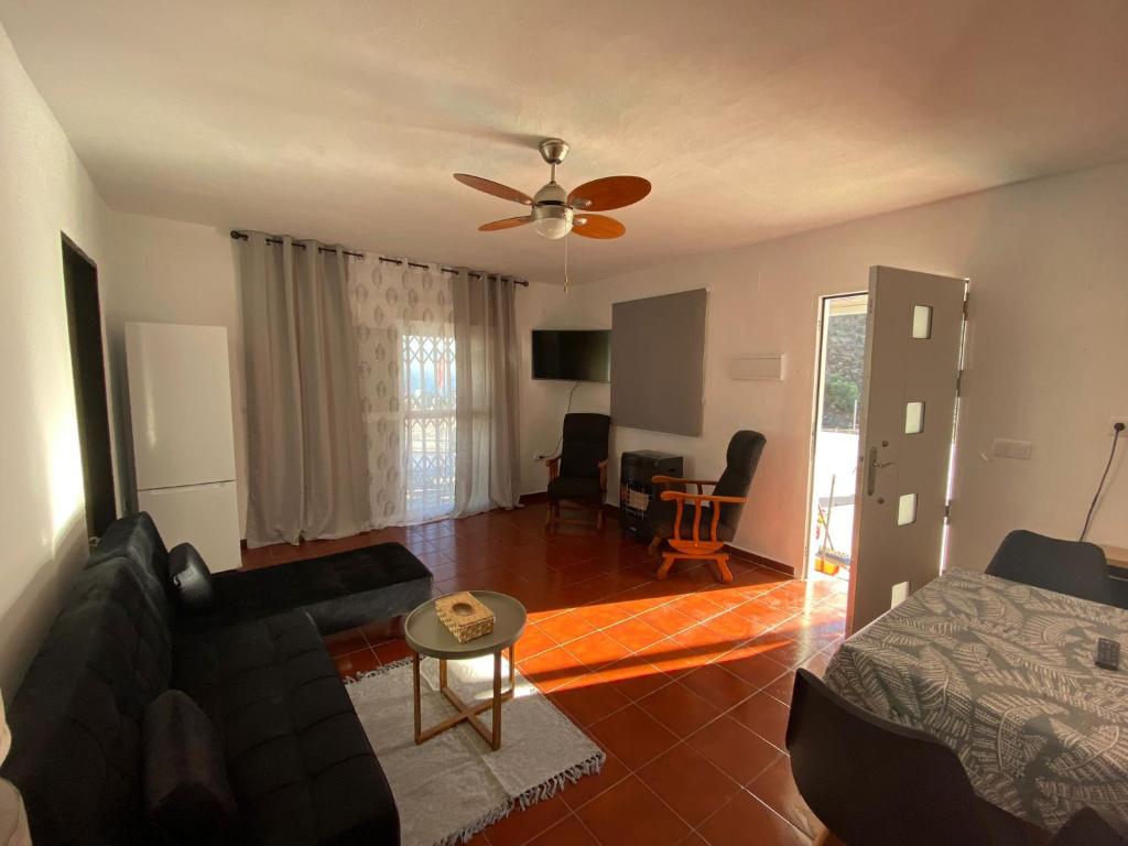 阿德拉Casa al sol的客厅配有沙发和桌子